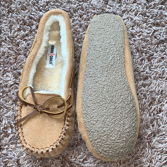 minnetonka moccasin slippers